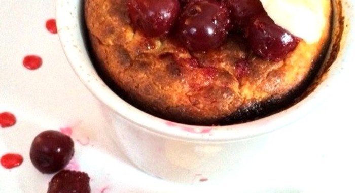 Легкая творожная запеканка с вишней