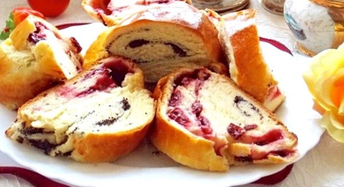 Рулет с вишней и маком