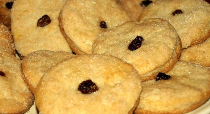 Рождественское творожное печенье с изюмом