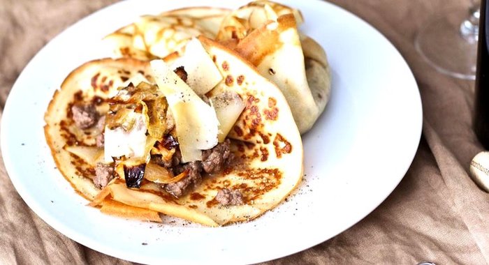 Блины с говядиной и луком