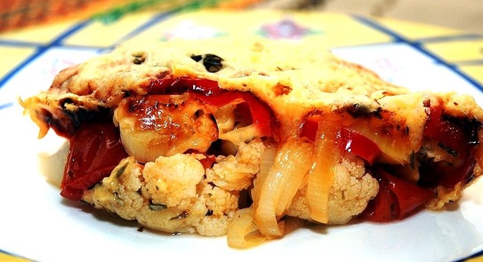 Цветная капуста с помидорами в духовке