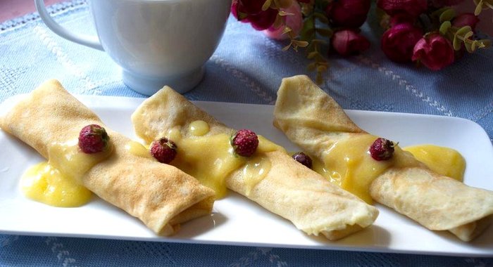 Блинчики с лимонным кремом бананами и земляникой