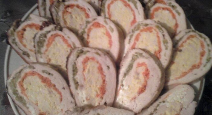 Куриный рулет с разноцветной начинкой