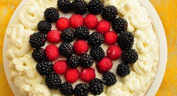 Шоколадный торт с фруктами