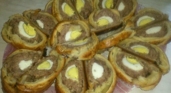 Слоеные рулетики из теста с мясом и яйцом