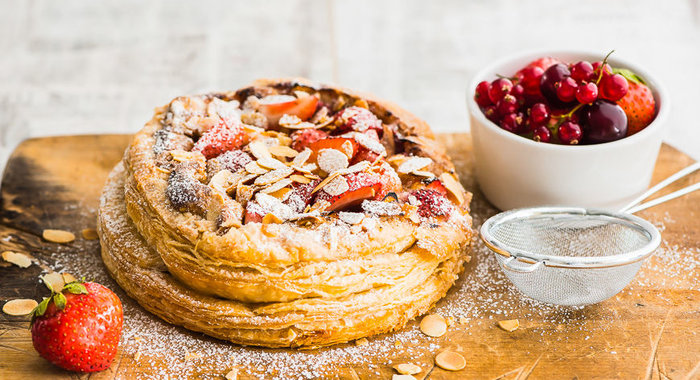 Слоеный пирог с клубникой