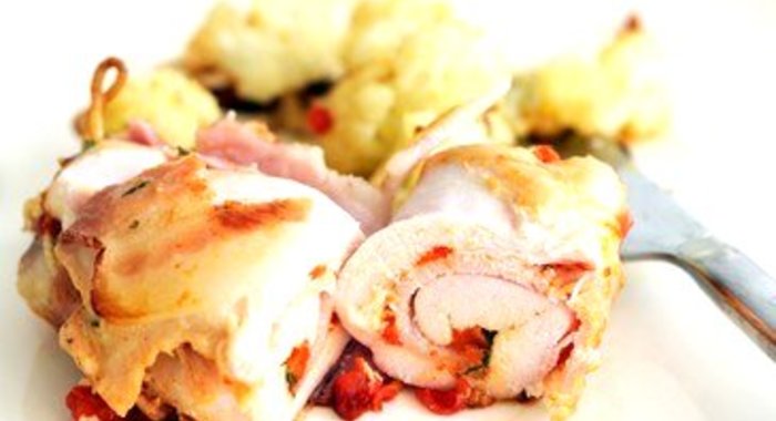 Куриные рулеты с жареными перцами, прошутто и моцареллой