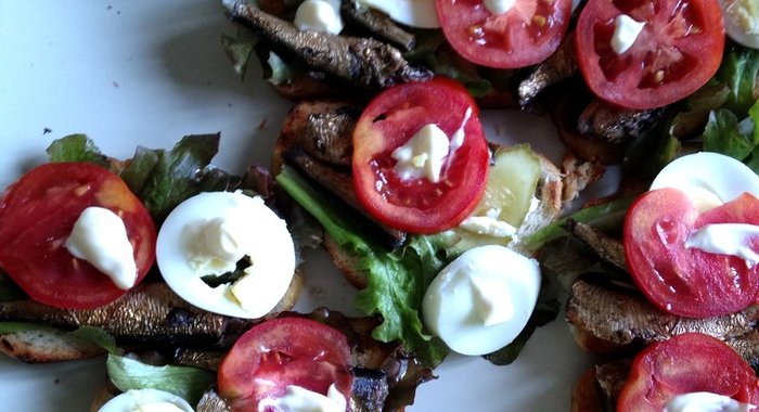 Бутерброды со шпротами, яйцом и помидорами