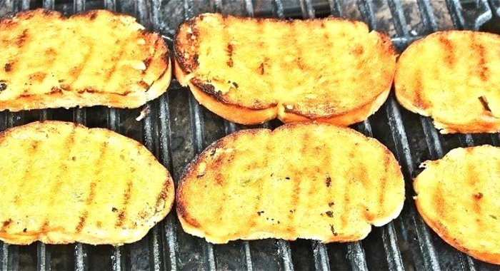 Домашний чесночный хлеб на гриле