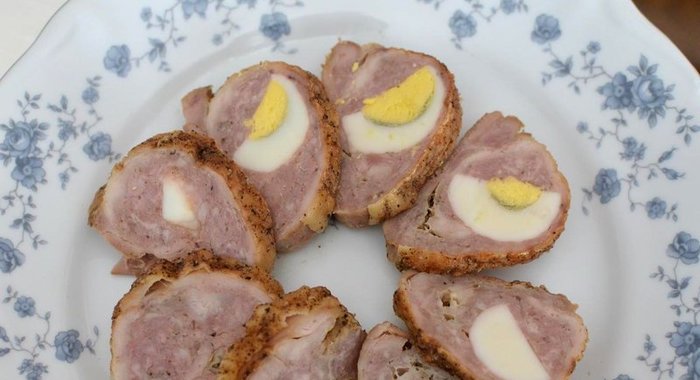 Мясной рулет с яйцом