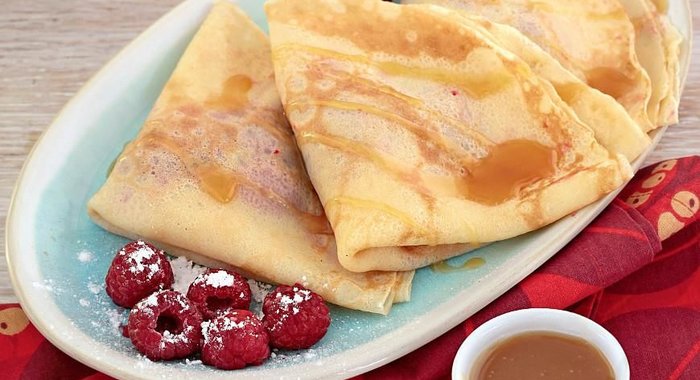 Блинчики с малиной и карамелью