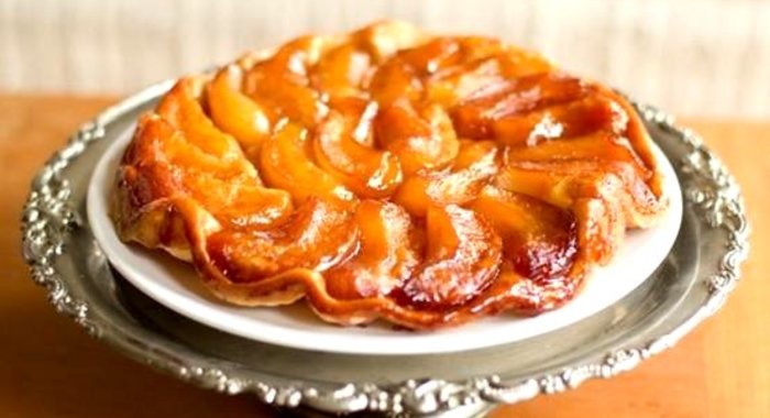 Перевернутый яблочный пирог с карамелью