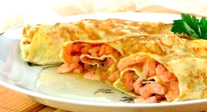 Яичные блинчики с креветками