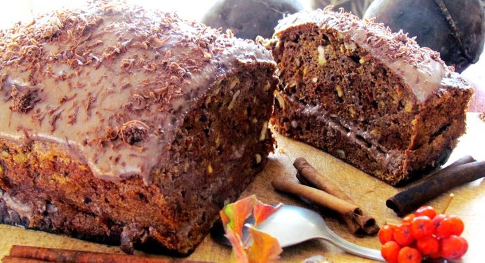 Шоколадный пирог со свеклой и орехами