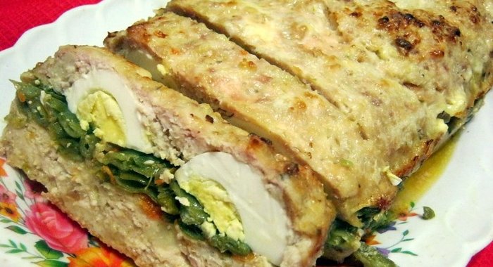 Куриный рулет с яйцом и стручковой фасолью