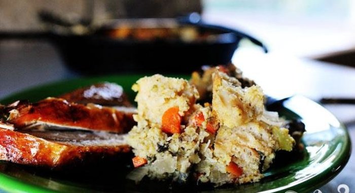 Жареный хлеб с устрицами и овощами