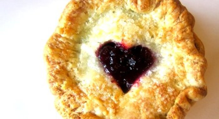 Пирог с чёрной смородиной и творогом