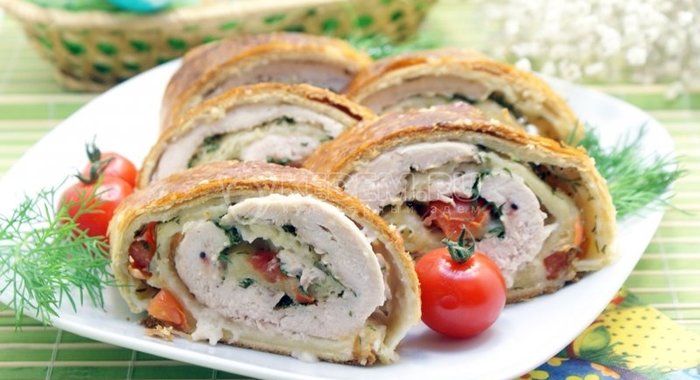 Рулет с курицей и помидорами