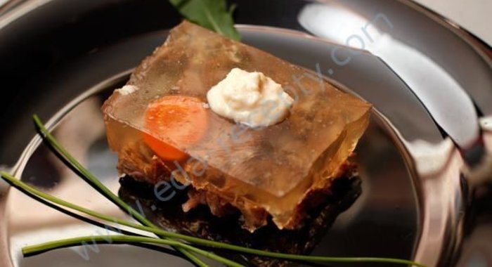 Прозрачный говяжий студень холодец из говядины