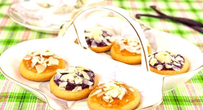 Ванильное печенье с джемом и орехами