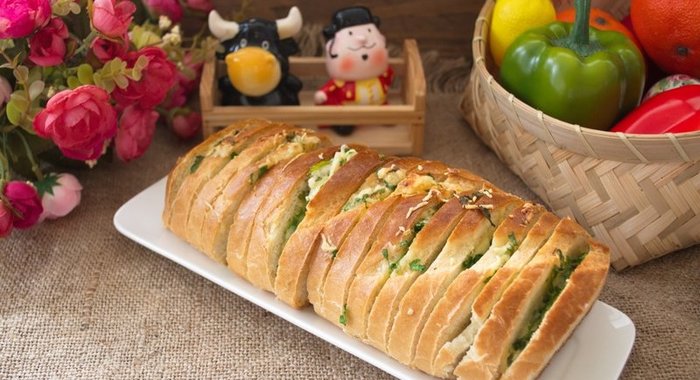 Батон с сыром и зеленью