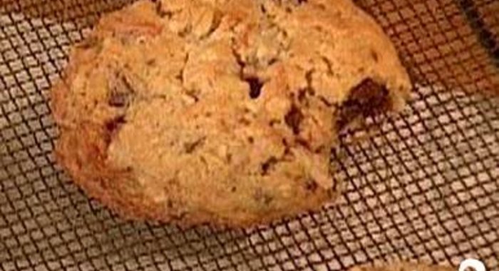 Овсяное печенье с орехами и вишней