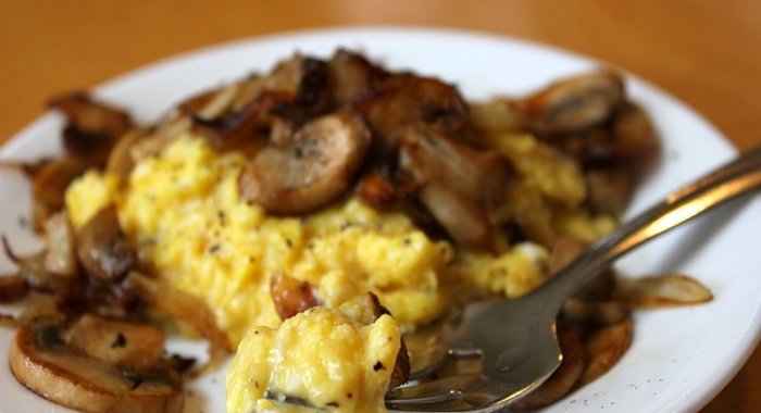 Яичница с шампиньонами