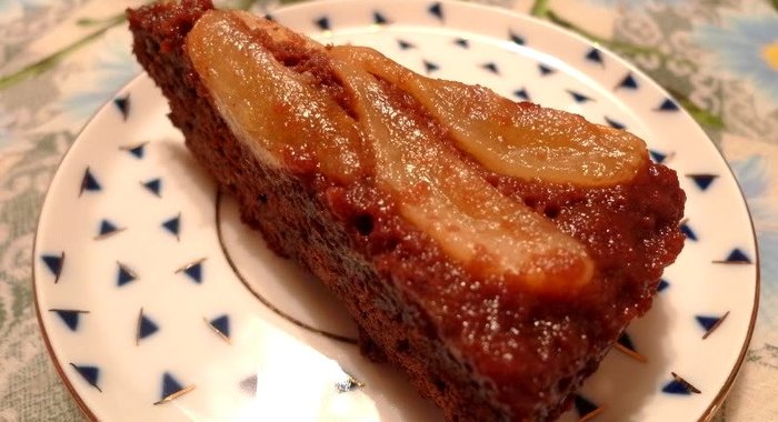 Шоколадный торт с грушами