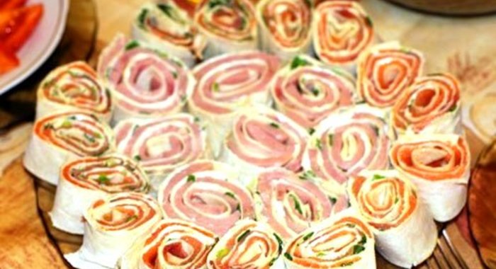 Рулетики из лаваша с семгой и ветчиной