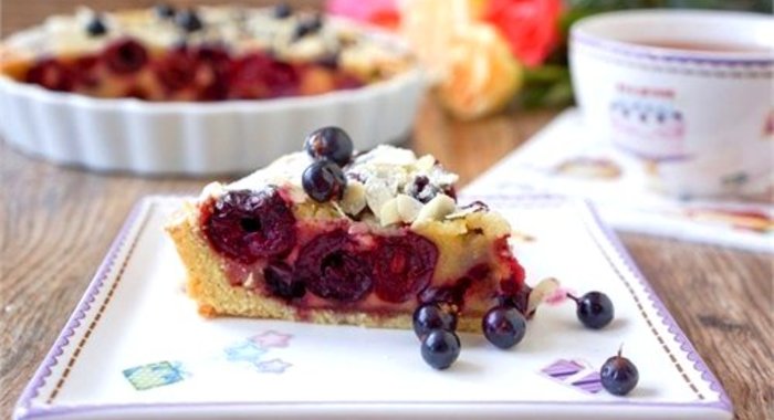 Пирог с вишней и черной смородиной