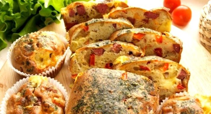 Кекс с колбасой, сыром и сладким перцем