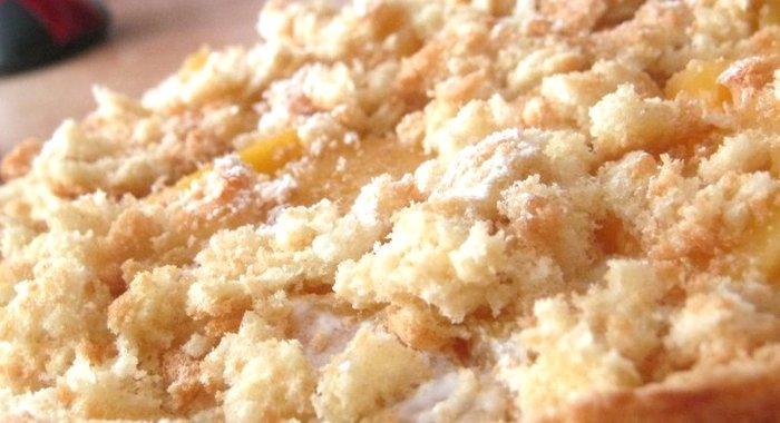 Бисквитный пирог с персиками