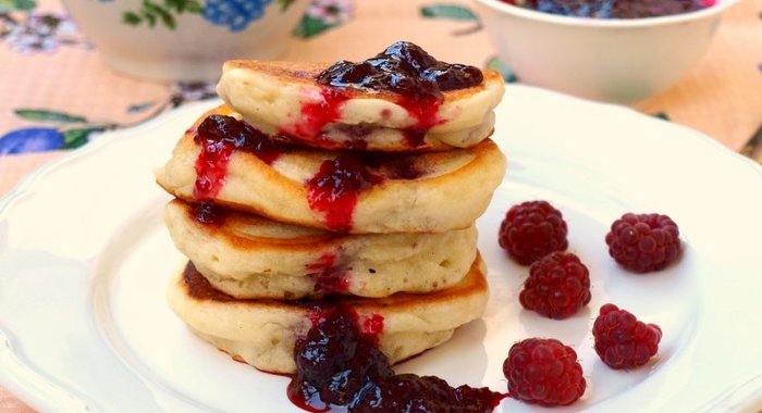 Оладьи без яиц с малиной