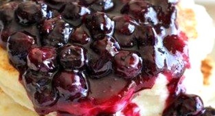 Лимонные блины с рикоттой и черничным соусом