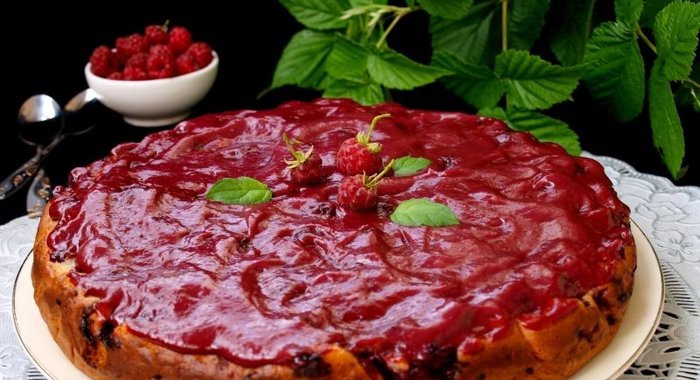 Пирог с малиной, грецкими орехами и вяленой клюквой