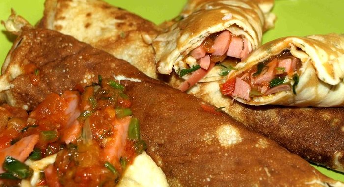 Яичные блинчики с помидорами, зеленью, чесноком и докторской колбасой