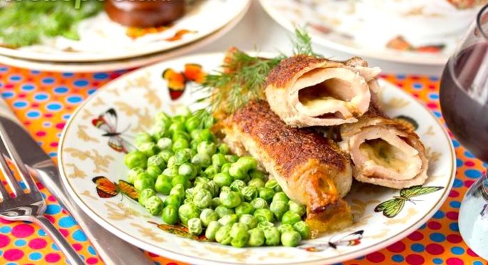 Рулетики из свинины с сырной начинкой