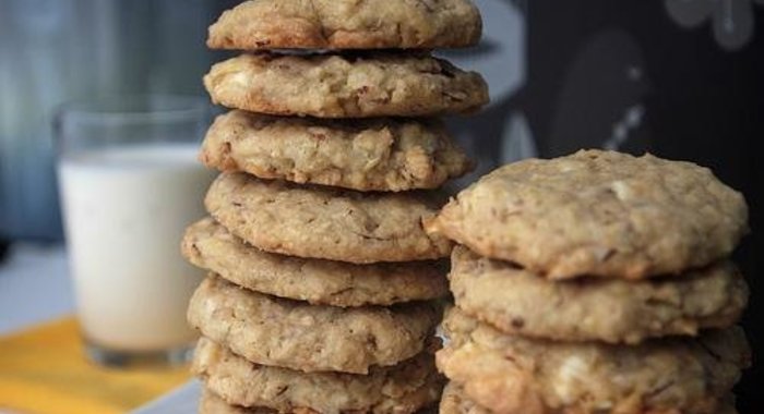 Овсяное печенье с белым шоколадом и миндалем