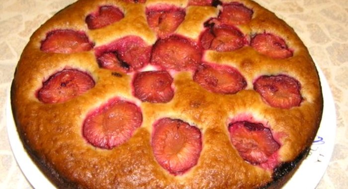 Коврижка со сливами