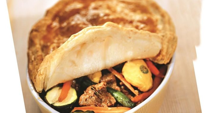 Говядина с молодыми овощами под хлебной крышкой