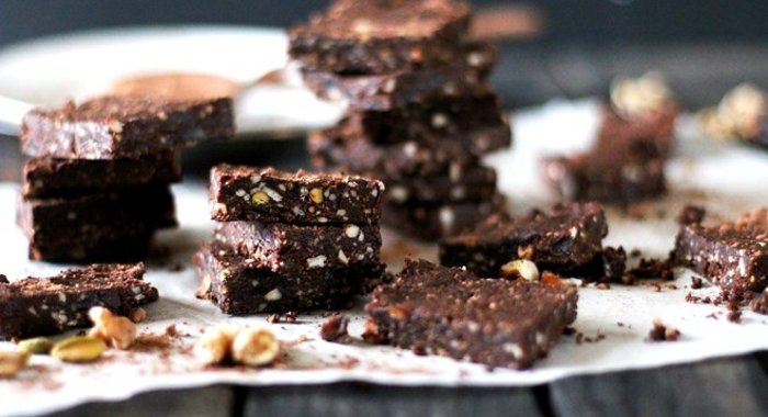 Сыроедческий брауни с кусочками какао-бобов