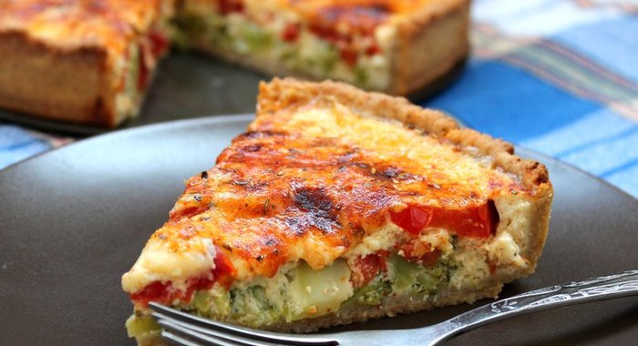 Киш с брокколи и томатами