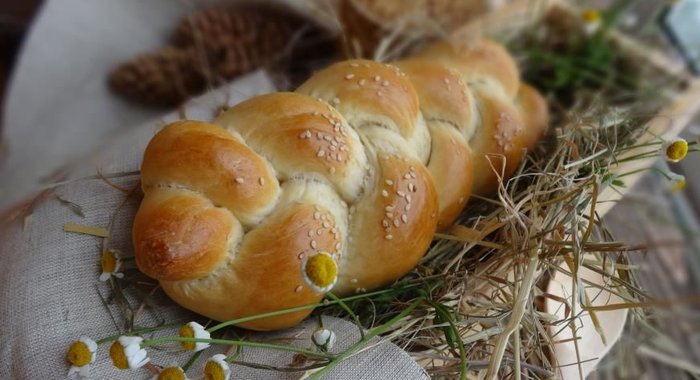 Свежий румяный постный хлеб с кунжутом...