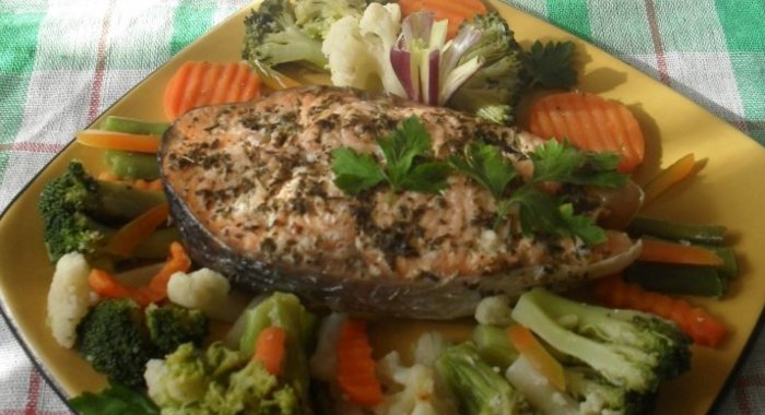 Стейк из семги с прованскими травами и овощами