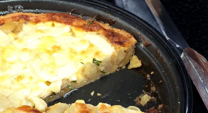 Киш с карамелизованным чесноком и травами