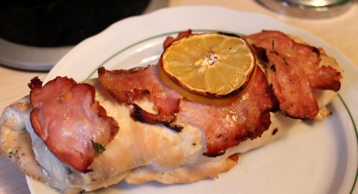 Куриный рулет, запеченный под карбонадом с мятой