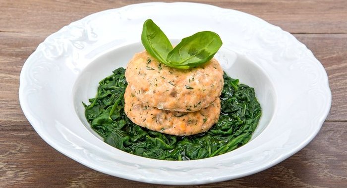 Паровые рыбные котлеты со шпинатом