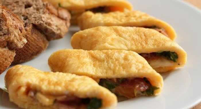Рулет из омлета с ветчиной и рукколой