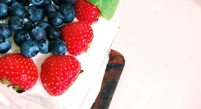 Шоколадный торт со свежими ягодами