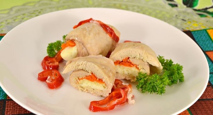 Куриные рулетики с брынзой и морковью на пару